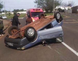 ‘Não sinto as pernas’, diz menina de 15 anos após capotamento em Londrina