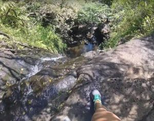 Câmera registra momento em que jovem cai de uma altura de 15 metros; veja o vídeo