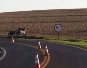 Veículo capota na PR-090 em Ibiporã; helicóptero é utilizado em resgate