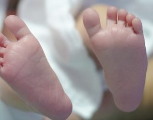 Bebê de 8 meses é encontrado morto dentro de casa em Maringá