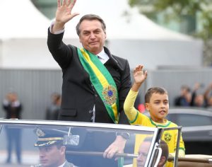 Com camisa do Brasil, menino entra em carro de Bolsonaro no 7 de Setembro