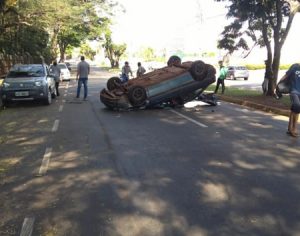 Veículo capota em frente ao Shopping Boulevard em Londrina