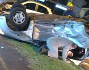 Capotamento de veículo no centro de Londrina deixa mulher em estado grave