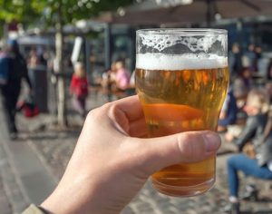 Cambé: prefeito sanciona lei que proíbe consumo de bebidas alcoólicas em praças