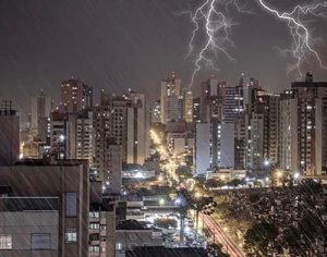 Fotógrafo londrinense faz uma incrível captura da chuva na cidade