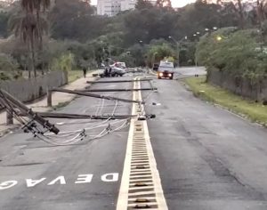 Homem bate carro e derruba 11 postes de uma vez
