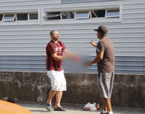 Rojão explode na mão de torcedor do Athletico; cenas são fortes