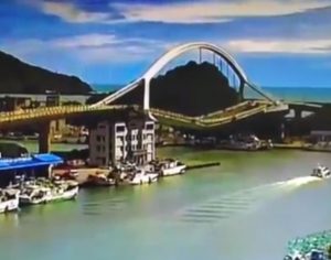 Ponte desaba, atinge barcos e deixa feridos e desaparecidos em Taiwan; veja o vídeo