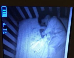 Mãe se assusta ao ver ‘bebê fantasma’ dormindo no berço com seu filho