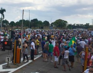 População faz novo protesto em pedágio de Jataizinho