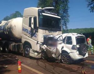 Mulher morre após batida frontal de carro em caminhão na Warta