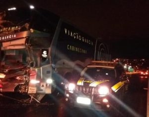 Acidente entre ônibus da Viação Garcia e caminhão deixa oito feridos na BR-376