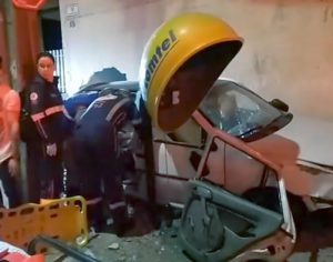 Homem fica preso às ferragens após acidente grave em Londrina