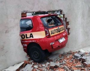 Aluna de autoescola perde o controle e invade muro do Detran no Paraná