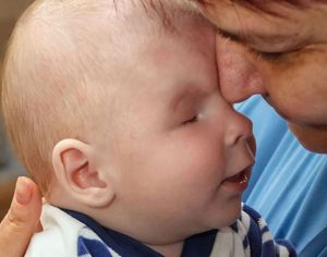 Mãe entrega bebê que nasceu sem os olhos para adoção