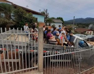 Seis morrem e mais de 20 ficam feridos após caminhão cair em ribanceira no Paraná