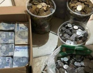 Casal compra carro e casa própria juntando moedas e notas de R$ 2 em caixas de sapatos