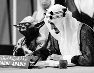 Governo da Arábia Saudita erra e imprime livro de história com foto mostrando o Mestre Yoda ao lado do rei