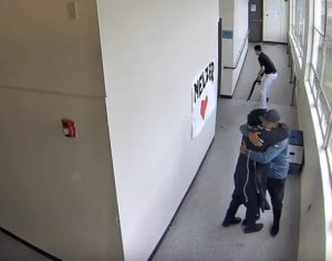 Professor abraça aluno armado e evita novo massacre em escola; assista