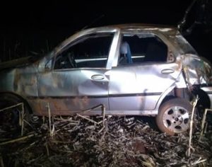 Pai embriagado capota carro na PR-445 e filhos de 5 e 7 anos são ejetados de veículo