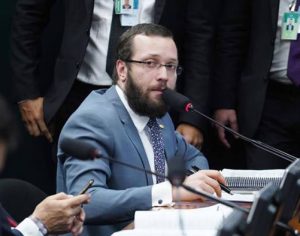 PF mira deputado Filipe Barros e mais oito em operação sobre fake news
