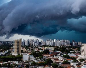 Veja os registros impressionantes da chuva desta segunda em Londrina