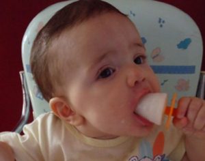 Mãe faz sorvete de leite materno para aliviar desconforto da dentição de bebê