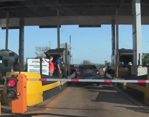 DER notifica Econorte para retirada de cancelas extras em pedágio de Jataizinho