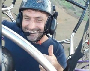 Piloto espalha sementes durante voos para reflorestar áreas desmatadas