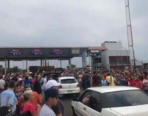 Manifestantes fazem protesto no pedágio de Jataizinho