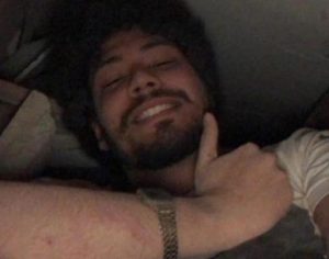 Jovem faz selfie sob escombros de prédio que desabou e envia a familiares
