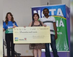Londrinense recebe o prêmio de R$ 200 mil do Nota Paraná