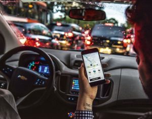 Uber terá de indenizar passageira que esqueceu celular no carro