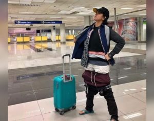 Passageira veste toda a roupa para não pagar taxa extra de bagagem