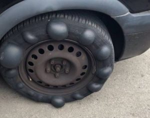 Pneu com 13 bolhas bate ‘recorde’, e motorista é parado por policiais