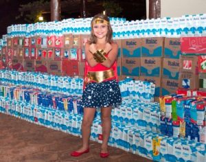 Menina que venceu o câncer arrecada mais de 5 mil litros de leite para crianças em tratamento