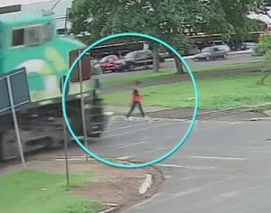 Câmera flagra momento que trem atropela homem no Norte do Paraná
