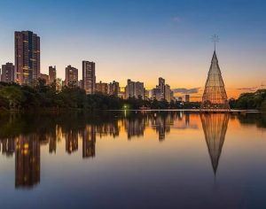 Um lindo espelho nas águas do Lago Igapó em Londrina