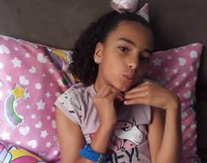 Família faz vaquinha e vende sorvetes para pagar cirurgia de filha com paralisia