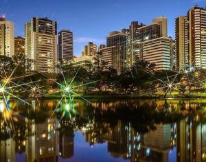 Um incrível e iluminado registro da noite no Lago Igapó em Londrina