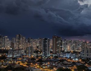 Linda imagem de uma nebulosa noite londrinense