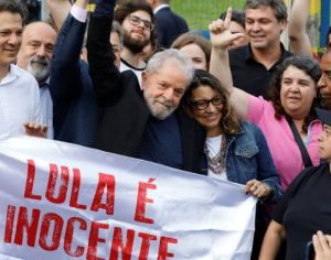 Ex-presidente Lula deixa a prisão na PF em Curitiba