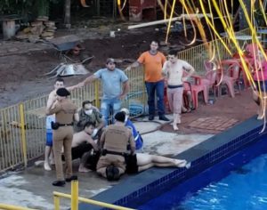Rapaz morre após bater cabeça e cair em piscina no Paraná