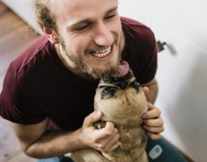Homem morre ao contrair infecção rara através de lambida de cachorro