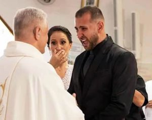 Padre emociona noivos surdos ao celebrar casamento em Libras