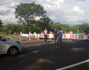 ‘23,70 é roubo’, diz faixa durante novo protesto no pedágio de Jataizinho
