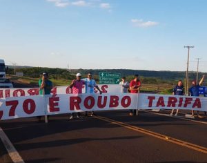 População faz novo protesto no pedágio de Jataizinho; PRF tenta impedir