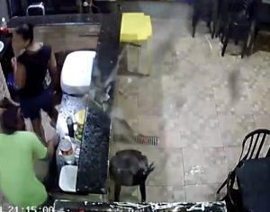 Telhado desaba na cabeça de trabalhador durante temporal; assista