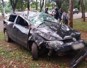 Jovem de 15 anos é ejetado de veículo após capotamento em Londrina