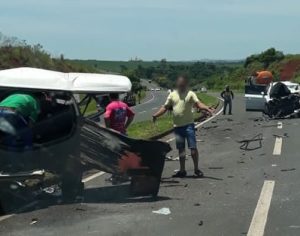 Uma pessoa morre e três ficam feridas em grave acidente na BR-376